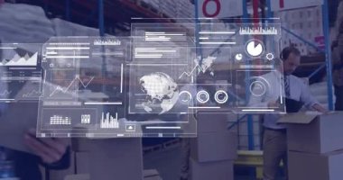 Ekip envanteri güncellerken ambalaj alanındaki tableti tıklatan, HUD çizelgelerini çıkaran yönetici. Depo, lojistik, hisse senedi, analitik, gösterge paneli, işbirliği, verimlilik