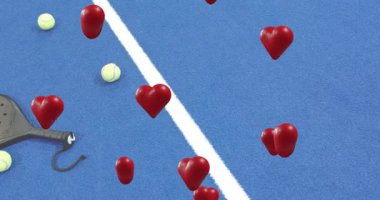 Üç boyutlu kalpler sarayın tepesinde maddeleşiyor. Padel raketi ve topların üzerine süsleme için sürükleniyor. Spor, eğlence, canlı, romantik, kutlama, hareket, açık hava