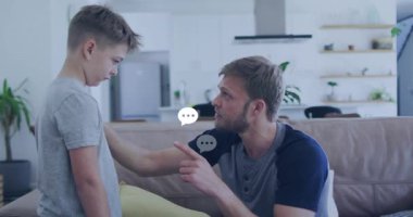 Baba, oğlunun konuşma baloncuklarıyla eğitilmesini ve omuzlarını okşamasını tembihliyor. Ebeveynlik, iletişim, duygusal destek, aile bağları, modern içişleri, akıl hocalığı, yetiştirme