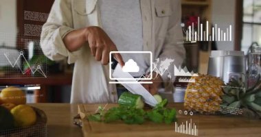 Ev aşçısı salatalık yerleştiriyor ve salatalık dilimlerken aynı zamanda yiyecek teknolojisi haritaları da geliştiriyor. Yemek pişirme, mutfak, yemek hazırlama, sağlıklı beslenme, modern tasarım, dijital analitik
