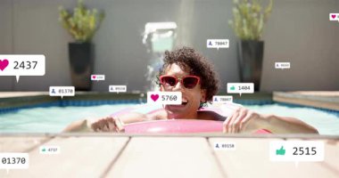 Adam havuz güvertesine yükseliyor, kameraya bağlanıyor ve sosyal medya kalplerini ateşliyor. Çoğalmayı seviyor. Arka bahçe, açık hava, güneşli su, şişirilebilir, pembe, canlı