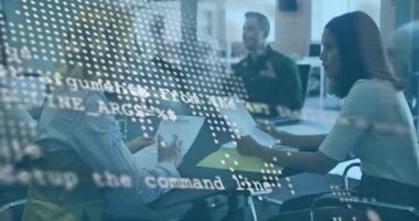 Sarışın kadın el kol hareketi yapıyor, takım buluşması doktorları incelerken noktalı harita ve kod analitiği örtüyor. İşbirliği, yönetim kurulu, ofis, holografik, veri, teknoloji, dizüstü bilgisayar