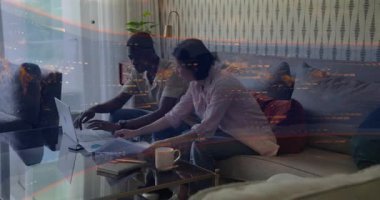 Adam dizüstü bilgisayarı çalıştırıyor, kadın çizelgeleri masaya seriyor, verileri hizalıyor, grafikleri iş için karşılaştırıyor. İşbirliği, takım çalışması, analitik, çalışma alanı, teknoloji, üretkenlik, modern