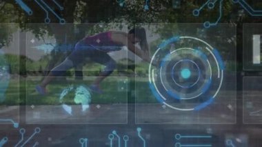 Taştan hareketler yapan, fitness için diz sürücülerini çalıştıran HUD grafik kaplama formu olan bir kadın. Açık hava, spor, antrenman, egzersiz, veranda, canlı, güneşli