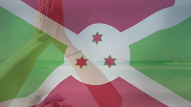 Kadın avuçlarında poz vermeye başlıyor ve sağlık için plajda bayrak kaldırıyor. Şeffaf, afiş, deniz kenarı, dinginlik, farkındalık, yoga, esneme