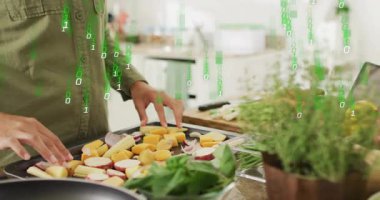 Ev aşçısı yemek hazırlığı için sebze hazırlıyor. Mutfakta şelale gibi akan yeşil teknoloji kodu gibi. Mutfak, modern, fütüristik, dijital, sağlıklı, yenilik, yaşam tarzı