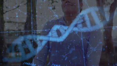 Kadın parkta kollarını kaldırırken mavi DNA sarmalı göğüs boyunca hareket ediyor ve sağlık gösterisini başlatıyor. Genomik, görselleştirme, kaplama, açık hava, doğa, biyoteknoloji, bilim