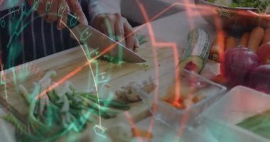 Finans çizelgeleri canlanırken güverteye yeşil soğanlı bir kadın koyduktan sonra. Mutfak, aşçılık, aşçılık, sebze, sağlıklı beslenme, ev yemeği, geleneksel