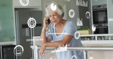 Son sınıftaki bir kadın telefonla konuşuyor. Finans raporlarının yüzeye çıkmasına ve gülümsemesine neden oluyor. Mutfak, modern, veri, analiz, üst üste, görseller, sohbet