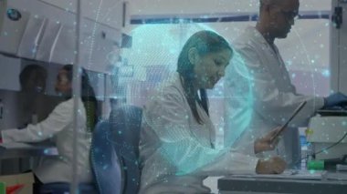 Laboratuvarda tableti tıkırdatan bilim adamı takım analizi yaparken kürsünün üzerinde dönen bir küre oluşturuyor. Holografik, üçlü, araştırmacılar, laboratuvar, klinik, teknoloji, iş akışı