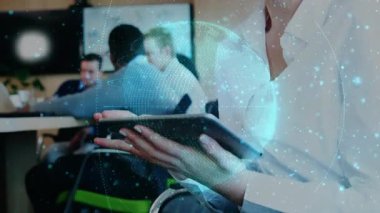 İş toplantısında elinde tablet tutan kadın masadan dijital kürenin kaymasına neden oluyor. Kadın, cihaz, kurumsal, holografik, üst üste, teknoloji, toplantı odası