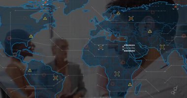 Adam sağ musluk cihazında ve iş haritası örtüşmesi başlatılıyor, planlama ekibinin üzerinden geçiyor. İşbirliği, strateji, görselleştirme, analitik, kurul odası, küresel, tablet