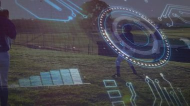 HUD görünüyor, sol oyuncu spor eğitimi sırasında top atıyor, bar çizelgesi ve devreler animasyon yapıyor. Beyzbol, antrenman, saha, gün batımı, açık hava, takım çalışması, talim