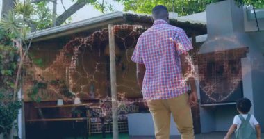 Bilardo masasında yürümeye başlayan bir adam, bacaklarının arasından verandaya doğru genişleyen bir teknoloji çemberine neden oluyor. Holografik, açık hava, arka bahçe, pergola, ızgara, aile, çocuk