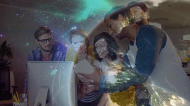 Ekip tablet etrafında toplanıyor, tableti döndürüyor ve masanın üzerinde genişleyen teknoloji küre kaplamasını etkinleştiriyor. İşbirliği, ofis, çalışma alanı, çifte pozlama, kozmik, teknoloji, fikir