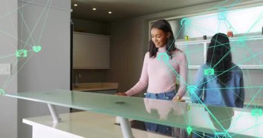 Bir kadeh kaldırma ve akıllı ikonları aktifleştirirken diğeri de modern mutfağa fındık ezmesi yayıyor. Teknoloji, bağlantı, işbirliği, modernlik, yaşam tarzı, dijital, yenilik