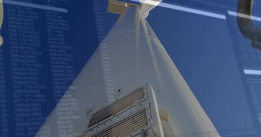 Teknisyen rüzgar türbininin ambar kollarını çekiyor, güvenlik kontrolü için kod kaplamalı panel indiriliyor. Kule, pervane, bıçak, merdiven, kapı, bakım, işçi