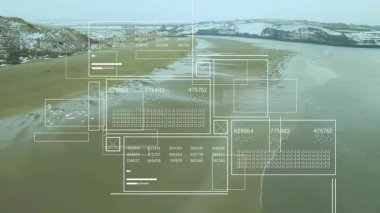 İHA ileri süzülüyor, HUD panelleri görünüyor ve çoğalıyor, ölçer genişliyor ve gelgit verilerini güncelliyor. Hava, sahil, sahil, üçlü, üst üste, kablo, bulutlu