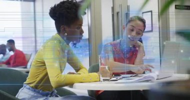 Sağ koldaki kadın klasöre işaret ediyor, mavi HUD kaplamasını etkinleştiriyor, kadınlar ders çalışmak için sayfalara diziliyor. İşbirliği, takım çalışması, odaklanma, beyin fırtınası, diyalog, çalışma alanı, dinlenme odası