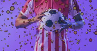 Kavrama hareketine başlayan futbolcu dönüşümlü top puanları sürüklenen jant ışıkları spor için forma üzerinde. Stüdyo, portre, üniforma, küre, odak, eğim, neon