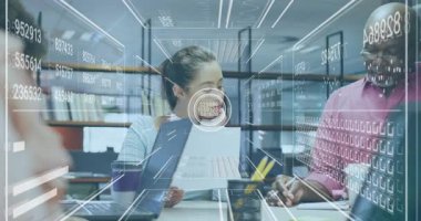 Kadın raporunu tutuyor ve kıdemli adam kalemi işaret ediyor. Mali kontrol için HUD numaralarını aktifleştiriyor. İşbirliği, takım çalışması, analiz, torpido, ofis, dizüstü bilgisayarlar, dizüstü bilgisayarlar.