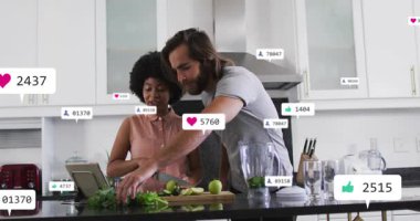 Yemek hazırlayan otlar, blender içindeki meyveler tablete yüzen kalpler gibi bakıyor ve tırmanmayı seviyor. Aşçılık, işbirliği, modern, yaşam tarzı, sağlık, dijital, katılım