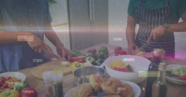 Yemek demosu sırasında sebze doğrayan ve biber doğrayan iki adam havada uçuşan manzaralar yaratıyor. Yorumlar gibi. İşbirliği, aşçılık, katılım, taze üretim, takım çalışması, modern mutfak, sosyal medya