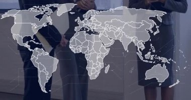 Üç iş kadını tableti tıkırdatıyor ve animasyon dünya haritası olarak hareket ederek brifing için detay kazanıyorlar. Ofis, işbirliği, takım çalışması, profesyonel, kadın, teknoloji, cihazlar