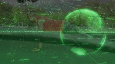 Kereste tutan adam, hologram küresi sağdan büyürken sağdan kısmen onu kondisyon için gizliyor. Açık hava, park, egzersiz, eğitim, çekirdek, artırılmış, görselleştirme