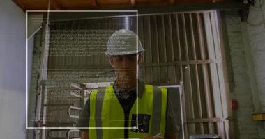 Depoda tablet tıkırdatan, yarı saydam HUD üreten ve denetim verilerini kaydeden erkek işçiler. Sanayi, güvenlik, cihaz, kaplama, analitik, iş akışı, çalışma alanı