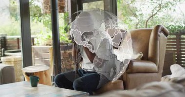 Kıdemli adam bastonu düzeltirken etrafında dönen bir küre beliriyor, teknolojik görüntülere tepki veriyor. Beyefendi, yaşlı, sopa, koltuk, oturma odası, küre, grafik