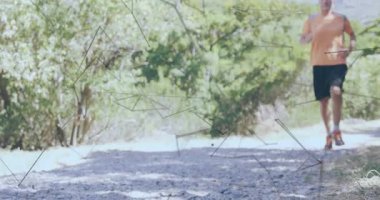 Eğlence koşucusu patikadan görüntüye giriyor, hareketli hız ölçümleri ile koşuyor. Atletik, zindelik, orman, hareket, macera, canlılık, açık hava