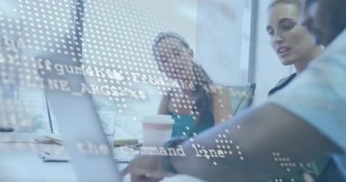 Ekip dizüstü bilgisayarın etrafında toplanıyor, adam uzanıyor, daktilo ediyor, noktalı harita, kod rehberliği teknikeri gözden geçiriyor. İşbirliği, toplantı, konferans, ofis, gün ışığı, modern, takım çalışması