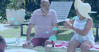 Yaşlı çift güneş kremi sürerken torun pembe tüp sıçratarak havuzu tekmeliyor. Aile, kaynaşma, boş zaman, açık hava, neşeli damarlar, rahatlama