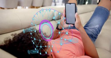 Kanepede uzanmış telefon tutan adam yapay zeka holo 'suna başlıyor taramayı genişletiyor ve sonuç veriyor. Oturma odası, akıllı seğirme, yaslanma, hologram, arayüz, yapay zeka, nöral ağ