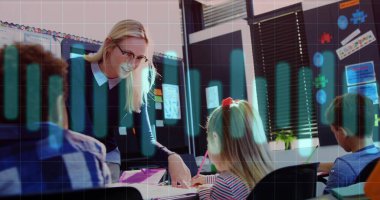 Eğitimli öğretmenler öğrencilere ders tabloları hazırlıyor, kağıtlar, ilan panosu ile. Eğitim, sınıf, öğrenim, öğretim, işbirliği, okur yazarlık, gençlik