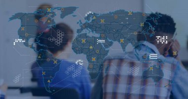 Sınıfta dünya haritası projeksiyonunu takip eden öğrencilerin veri simgeleriyle izlenmesi. Eğitim, işbirliği, dijital, yenilik, çok kültürlü, öğrenme, teknoloji