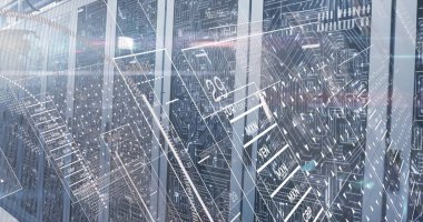 Veri merkezi odasında ışık ve dijital örtülerle parlayan sunucu rafları gösteriliyor. Teknoloji, siber güvenlik, yenilik, dijital, bağlantı, gelecek, girişim