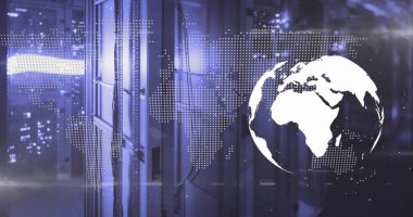 Veri merkezinde asılı duran beyaz küre raflar, kablolar, LED 'ler, cam panel, noktalı dünya haritası. Teknoloji, veri, siber güvenlik, dijital, gelecekçi, ağ, altyapı