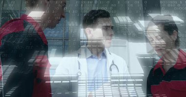 Doktor hastane koridorundaki sağlık görevlilerine steteskopla dijital örtüleri açıklıyor. Tıbbi ekip, acil müdahale, sağlık, klinik, dijital teknoloji, profesyonel, takım çalışması