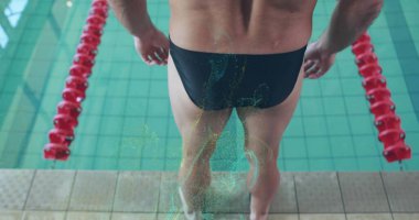 Siyah kısaca erkek yüzücü havuz güvertesinde turkuaz suyu kontrol ediyor, kırmızı şeritli bölme ile. Sporcu, su sporu, rekabetçi, spor, eğitim, performans, enerji