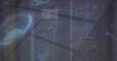 Veri merkezinde sunucu rafı montajı, holografik analiz örtüsü ve LED ışıkları ile gösteriliyor. Teknoloji, veri, siber güvenlik, telekomünikasyon, dijital, altyapı, yenilik