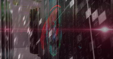 Sanal veri merkezinde yüzen kırmızı ve mavi kafatası, sunucu rafları, harfler, sayılar, mercek fişekleri. Siber güvenlik, dijital, geleceksel, teknoloji, veri, ağ, yapay zeka