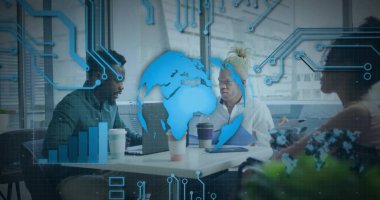 Masanın etrafında dizüstü bilgisayarlar ve dijital kaplamalarla çalışan üç profesyonelin verilerini analiz ediyorum. İşbirliği, teknoloji, takım çalışması, iş, yenilik, analitik, modern