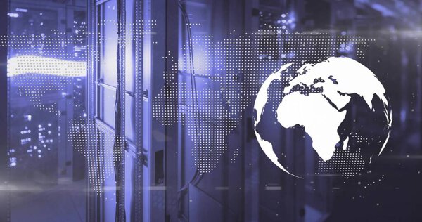 Белый шар зависает в центре обработки данных со стойками, кабелями, светодиодами, стеклянными панелями, пунктирной картой мира. Технологии, данные, кибербезопасность, цифровая, футуристическая, сеть, инфраструктура