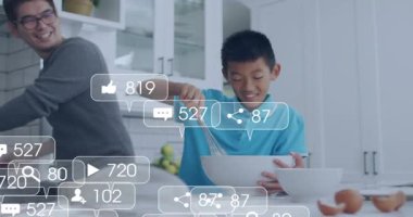 Çocuk hamuru çırpıyor sosyal medya ikonlarının kabın üstünde yükselmesine, babasının doğranmasına ve kız kardeşinin katılmasına neden oluyor. Aile, yemek pişirme, etkileşim, dijital, modern, yerli, mutluluk