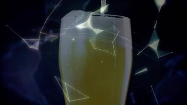 Sıvı dolgu yapan pilsner camları, köpük oluşumu, ortaya çıkan küre, ağı gösteren yörünge düğümleri. Bira, kehribar, deniz mavisi, parıltı, dijital, geometrik, koyu