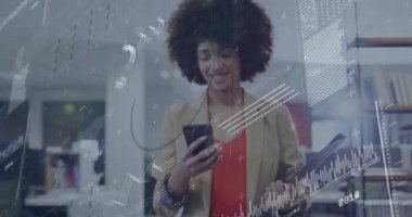 Ofisteki kadın telefon aktifleştiriyor. Dosyaları tutuyor. İş ölçülerini kontrol ediyor. Portföy, akıllı telefon, analitik, kaplama, profesyonel, modern, çalışma alanı