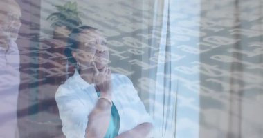 Kıdemli kadının perdeyi açması yüzen teknoloji verilerinin kaybolmasına neden oluyor. Adam içeri girip rahatlık arıyor. Yansıma, arkadaşlık, dinginlik, modern, yerli, zarafet, bağlantı