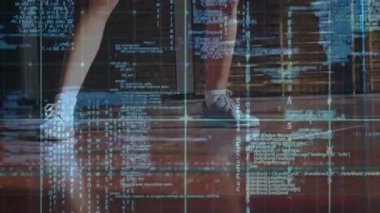 Kadın kayıyor top kareye girdikten sonra salya akıtıyor basketbol antrenmanında kamera yükseliyor. Atletik, spor salonu, mahkeme, top tutma, hareket, dijital, üst üste